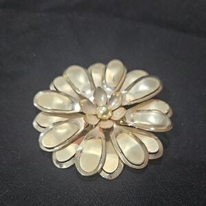 Vintage 1960s/1970s gold tone metal daisy flower brooch. 